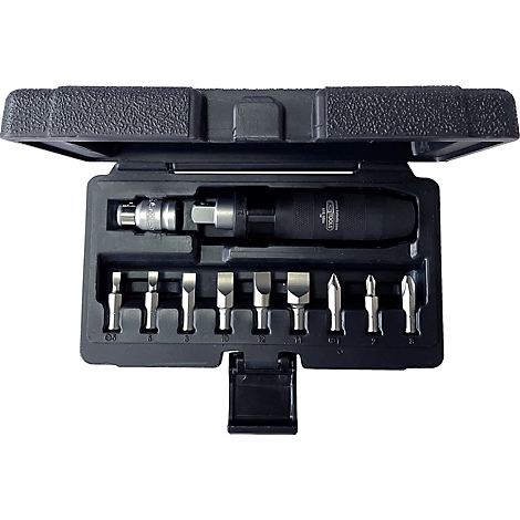 Schwarzer Kasten mit einem Schlagschrauber und verschiedenen Bits.